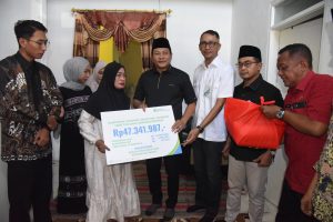 Pemkab Sidoarjo Serahkan Santunan ke Keluarga Korban Kecelakaan dan Kades Buncitan