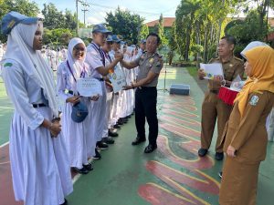 Jadi Irup di SMAN 1, Kapolsek Buduran Tekankan Disiplin & Etika Bermedsos