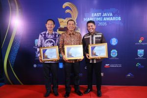 Pangkoarmada II Terima East Java Maritime Awards 2026