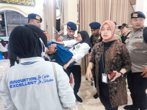 Polisi Sidoarjo Bantu Evakuasi dan Dampingi Santri Korban Keracunan
