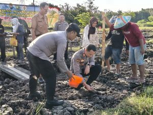 Kapolsek Wonoayu bersama Gapoktan Tanam Jagung Kuartal II, Dukung Swasembada Pangan Nasional