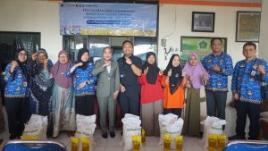 Ketua TP PKK Sidoarjo Sriatun Subandi Salurkan Bantuan Pangan di Tiga Desa Gedangan, Ribuan Warga Terima Beras dan Minyak Goreng