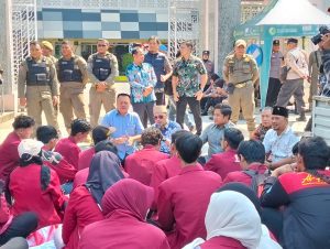 Pimpinan DPRD Sidoarjo Beserta Anggota Temui Mahasiswa, dalam Aksi Unjuk Rasa