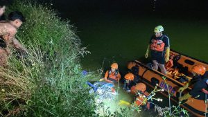 Tim SAR Gabungan Evakuasi Dua Orang Pengendara Motor Yang Jatuh Di Waduk Kalimati, Sidoarjo