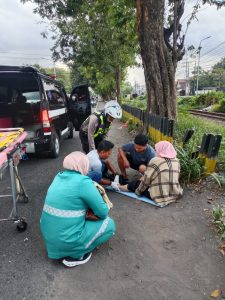 Polisi Sigap Evakuasi Korban Kecelakaan di Jalan Raya Mangundiprojo Buduran