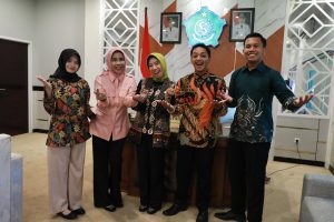 Wabup Mimik Apresiasi Tiga Pelajar Sidoarjo Usung Gerakan Tukar Sampah Jadi Bibit