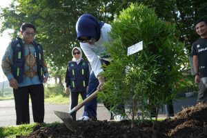 Wabup Mimik Idayana Ajak ASN Hijaukan Sidoarjo, Tanam 1.300 Pohon Pucuk Merah di 12 Taman