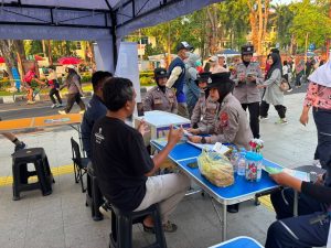 Pengamanan Humanis Polwan Polresta Sidoarjo di Car Free Day Alun-alun