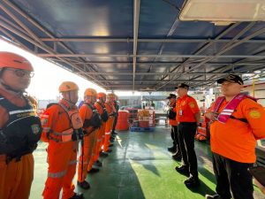 BASARNAS Kerahkan KN SAR 249 Permadi untuk Mencari KMN Entok di Perairan Utara Kangean