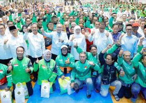 Gubernur Khofifah Bersama Menko Pangan Zulhas Bagikan Ratusan Paket Sembako untuk Pengemudi Ojol dan Masyarakat Rentan Di Gresik
