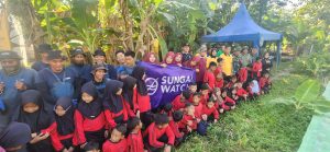 Kompak Peduli Lingkungan, Bersihkan Afvoer di Gedangan