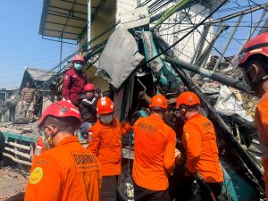 Tim SAR Gabungan Evakuasi Supir Truk Korban Laka-Lantas di Pasuruan