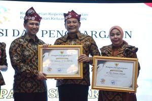 Bupati dan Ketua TP-PKK Sidoarjo Terima Penghargaan dari Menteri Kependudukan dan Pembangunan Keluarga RI