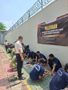 Dari Balik Jeruji Menuju Kemandirian, WBP Lapas Sidoarjo Dibekali Pelatihan Pembuatan Paving Blok dan Manajemen Usaha