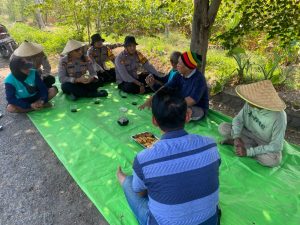 Dukung Ketahanan Pangan, Kapolsek Balongbendo Ajak Diskusi Petani Siapkan Panen Jagung