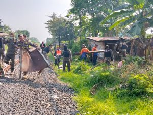 Satpol PP Bongkar Puluhan Bilik Diduga Jadi Lokasi Prostitusi di Samping Rel KA