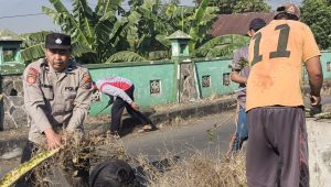 Bhabinkamtibmas Polsek Jabon Kerja Bakti Bersama Warga, Wujudkan Lingkungan Bersih dan Kondusif