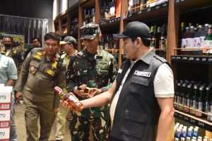 Bupati Sidoarjo Tutup Tiga Toko Miras Ilegal Saat Sidak Malam, 624 Botol Disita 