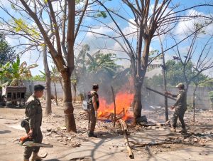 Satpol PP Kabupaten Sidoarjo Bongkar dan Bakar  Bangunan Liar di Kawasan Krengseng – Krian