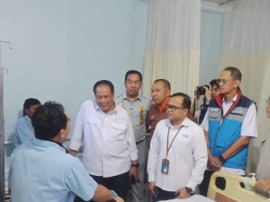 Bersama Wamenhub, KaBasarnas Kunjungi Penumpang KMP Mutiara Sentosa II Di RS PHC Surabaya