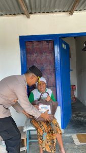 Kapolsek Taman Bagikan Sembako kepada Warga, Ajak Anggota Peduli Sosial
