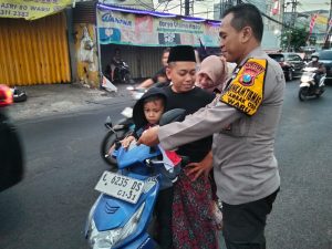 Polisi di Sidoarjo Bagikan Bendera Merah Putih, Kobarkan Semangat Nasionalisme