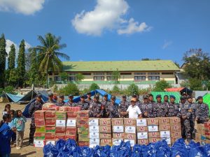 Tiba Di Manggarai, KRI Bung Hatta-370 Salurkan Bantuan Kemanusiaan Bagi Masyarakat Terdampak Gempa