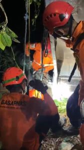 Tim SAR Gabungan Berhasil Evakuasi Dua Korban Mobil Terjatuh ke Sungai