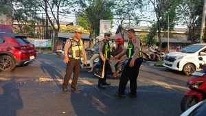Peduli Keselamatan, Polisi Sigap Tangani Tumpahan Solar di Jalan Raya Buduran