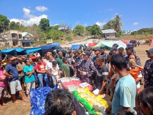 TNI AL Distribusikan Bantuan Korban Gempa Reo NTT Gunakan KRI SHS-990 dan KRI BHT-370 Melalui Jalur Laut