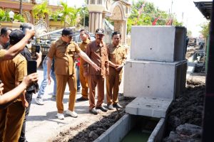 Sidak Betonisasi Jalan Tambak Cemandi, Bupati Subandi Tekankan Percepatan dan Kualitas Pembangunan