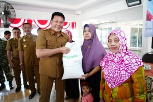 Bupati Subandi Salurkan Bantuan Pangan di Tiga Desa Kecamatan Sedati