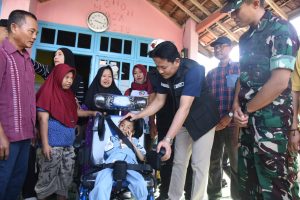 Bupati Subandi Berikan Bantuan Kursi Roda untuk Anak Difabel, Orang Tuanya Senang