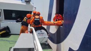 KN SAR 249 Permadi Lakukan Medevac Penumpang Kapal Dharma Rucitra VII