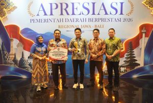 Bupati Subandi Terima Penghargaan dari Mendagri atas Keberhasilan Pemkab Sidoarjo dalam Pengelolaan Sampah dan Lingkungan Asri