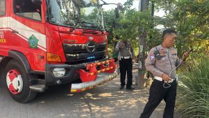 Polsek Buduran Amankan Pemadaman Kebakaran Lahan Kosong di Desa Damarsi