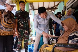 Bupati Subandi Bantu Kursi Roda untuk Tiga Warga Wonoayu, Mereka Senang Dibantu