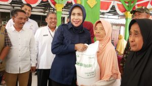 Wabup Mimik Bantu Salurkan Bantuan Pangan Beras di Dua Kecamatan