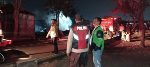 Anggota Polsek Krian Turun Tangani Kebakaran Warkop dan Tumpukan Palet 