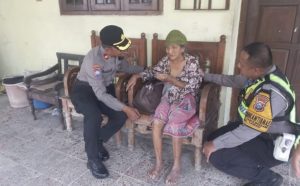 Jumat Berkah, Polsek Taman Berbagi Sembako untuk Warga yang Membutuhkan
