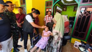 Bupati Subandi Salurkan Bantuan Kursi Roda dan Renovasi RTLH di Krembung-Prambon