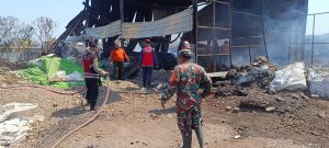 Polsek Krian Gerak Cepat Tangani Kebakaran Gudang Rongsokan di Barengkrajan