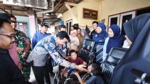 Bupati Subandi Hadir Langsung, Salurkan Bantuan Kursi Roda bagi Lima Warga Kecamatan Sidoarjo