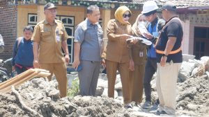 Sidak Proyek Jembatan Candinegoro yang Terlambat, Wabup Mimik Temukan Deviasi 28 Persen