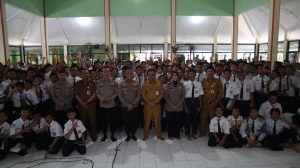 Polresta Sidoarjo Beri Edukasi Bahaya Kenakalan Remaja, Bullying dan Radikalisme ke Siswa SMPN 1 Waru