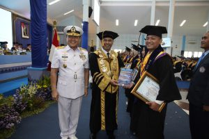 Wisuda UHT Surabaya, Luluskan 569 Wisudawan