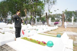 Ziarah Nasional HUT ke-81 TNI, Danrem Bhaskara Jaya Teguhkan Semangat Pengabdian di TMP 10 Nopember