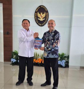Rektor UHT Serahkan Buku Geostrategi Maritim Indonesia kepada Wamen KKP, Jajaki Kerja Sama Akademik