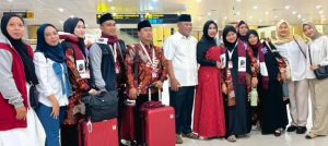 Tengah Malam Penuh Haru di Bandara Juanda, Wabup Mimik Idayana Berangkatkan 5 Staf Umroh ke Tanah Suci