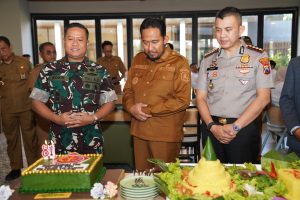 Surprise Tumpeng HUT Ke-81 TNI, Forkopimda Sumenep Perkuat Sinergitas Bersama Danrem Bhaskara Jaya